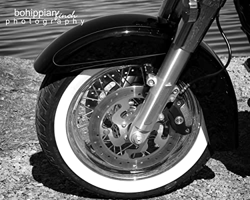 Crn & amp; bijeli motocikl prednji točak pored jezera 11x14 mat platno rastegnut uokvirena spreman da okači