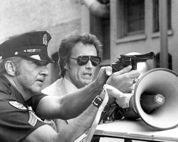 Enforcer John Mitchum uperen pištolj od bullhorn Clint Eastwood 8x10 photo